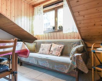 Mansarda tra le Dolomiti di Brenta - Bocenago - Living room