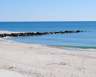 Oceanside, 3rd House From Beach, Near Shops & Attractions -First Floor, 2 Baths! - Beach Haven - Pláž