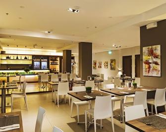 Microtel by Wyndham Acropolis - Quezon City - Restaurante
