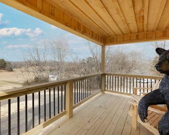 Unique Cabin Studio, in Heart of Tri Cities - Bluff City - Balcony
