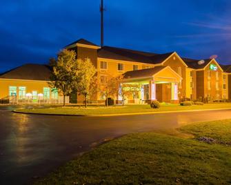 Holiday Inn Express Hotel & Suites Acme-Traverse City, An IHG Hotel - Acme - Building