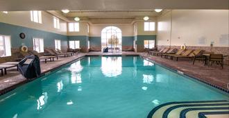 Holiday Inn Express & Suites Buffalo-Airport - Cheektowaga - Piscina