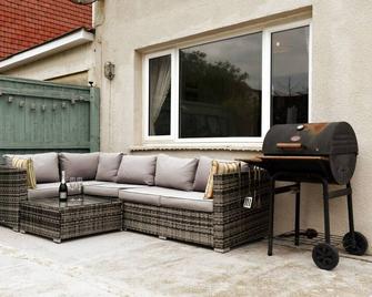 Air Maison - 2 Bed Flat with Garden Near Beach - Southsea - Patio