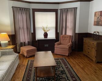 Morris House At Mohegan Manor - Baldwinsville - Living room