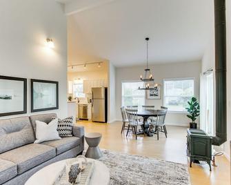 Airy Coastal Escape with Deck - Steps to Beach! - Pacific Beach - Sala de estar