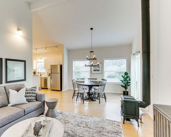 Steps to Beach! Airy Coastal Escape With - Pacific Beach