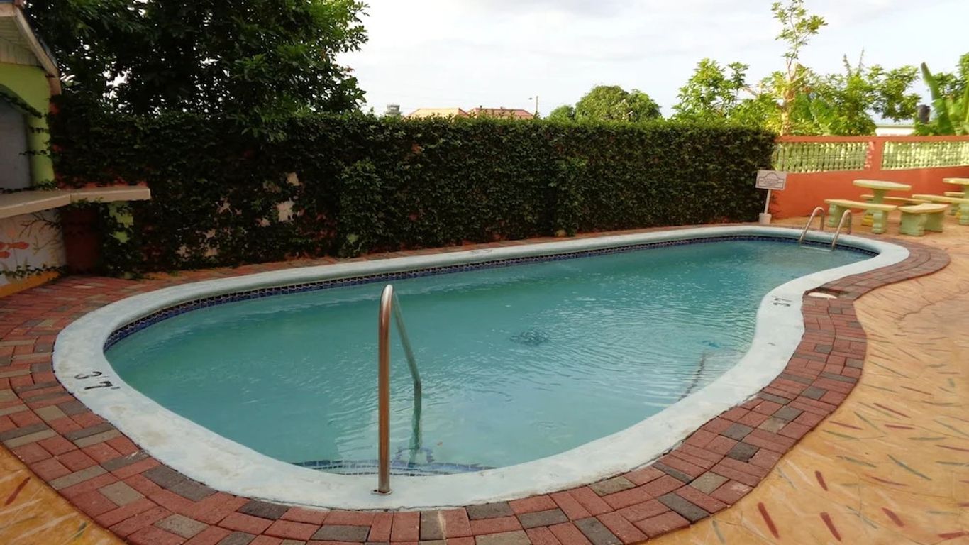 Tropical Court Hotel