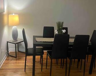 Cozy 1-bedroom apartment with AC, WiFi in fantastic Queens - Queens - Comedor