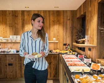 Garden Deluxe Wohnung mit Panoramablick - Brunico - Buffet