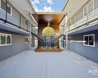 Recently Renovated Clarksville Apt for 4 and Parking - Austin