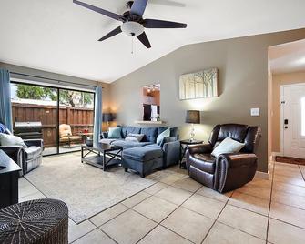 Private cottage just outside the villages, perfect for you and your family! - Wildwood - Living room