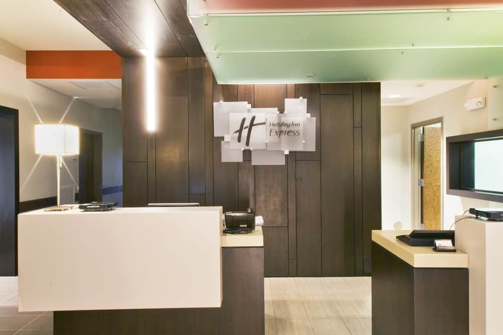 Holiday Inn Express & Suites Hot Springs by IHG - Hot Springs - Front desk