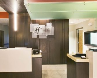 Holiday Inn Express & Suites Hot Springs by IHG - Hot Springs - Front desk