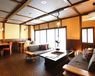 K's House Takayama Oasis [2nd K's Hostel] - Takayama - Olohuone
