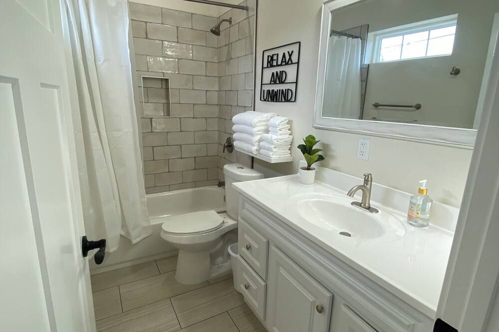 Newly Built 3 Bed 2 Bath House - Evanston - Koupelna