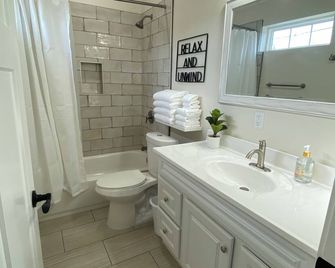 Newly Built 3 Bed 2 Bath House - Evanston - Badkamer