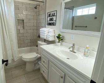 Newly Built 3 Bed 2 Bath House - Evanston - Koupelna
