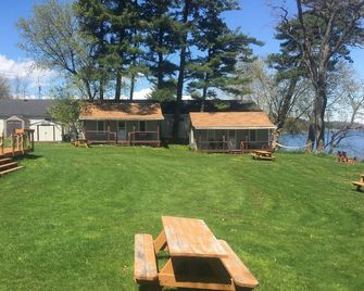 Lakeside Cottage #304 at Valcour Cottages - Plattsburgh - Innenhof