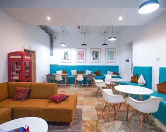 Follow the Sun Boutique Hostel - Pool, Breakfast & Sea Views - San Ġiljan - Lounge