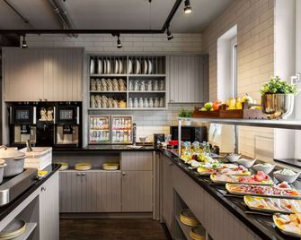 Vienna House Easy by Wyndham Bremen City Apartments - Bremen - Buffet