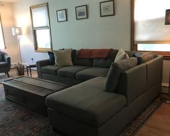 Burlington Home - great location to everything! - Burlington - Living room