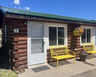 Cabin #2 at Aspen Ridge Cabins in mountains near Rio Grande River - South Fork - Binnenhof