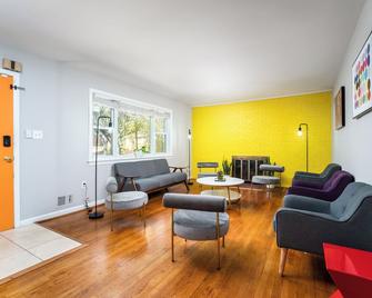 The Jodie: Beautiful 4-Bedroom Retreat - New Carrollton - Living room