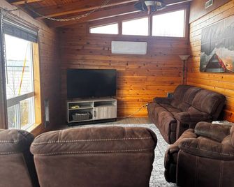 Waterfront Cabin on Bostic Bay - Baudette - Living room