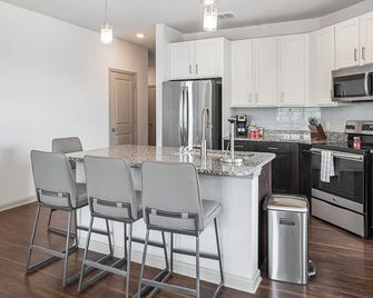 Landing | Amazing 1bd, Courtyard, Gym - Cleveland - Kitchen