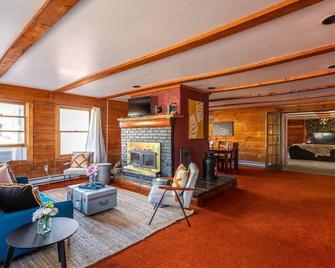Seven Oaks Hot Tub Sauna Pool Game Room - East Stroudsburg - Obývací pokoj