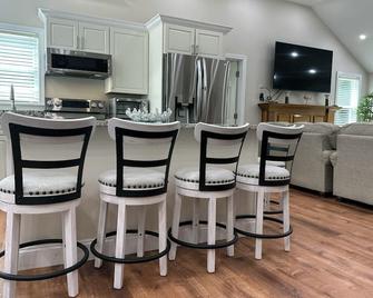 Centrally located Orleans home w/ outdoor seatiing - Orleans - Cuisine