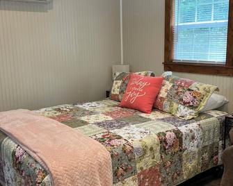 Tiny Cabin in the Laurels, with queen bed & queen sofa bed in wooded setting. - Marion - Bedroom