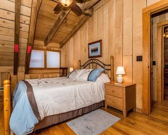 2br, 1.5ba Log Cabin - Nashville - Bedroom
