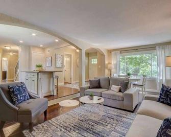 W172-Lannon · Charming Muskego House, Walk to Lake & Restaurants - Muskego - Living room