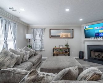 Spacious 3BR with Game Room and Fenced Yard Near Six Flags and Braves - Lithia Springs - Huiskamer
