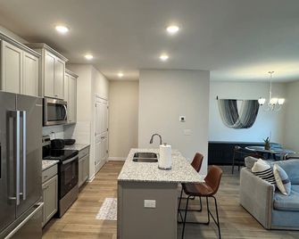 Executive 3br Townhome, Sleeps 6, Near I-20 - Villa Rica - Küche