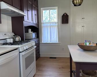 Historic Pioneer House in downtown Plainfield - Plainfield - Kitchen