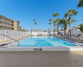 Charming 1br/1.5ba Condo Steps From Madeira Beach - Saint Pete Beach - Pool