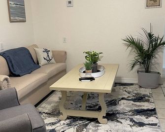 Enjoy your stay at Captain Ron’s Quarters! A quiet getaway from the norm. - Ocean Springs - Living room