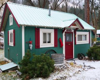'Whispering Pine' - Cabin 4 by the Little Salmon River - New Meadows - Building