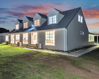 Space and Privacy near Airport, Groups Friendly - Bulla - Building