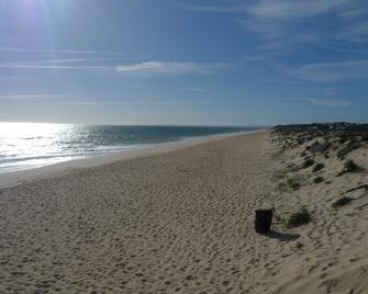 Central, one-bedroom duplex near the sea. Free Wi-Fi - Olhão - Plage