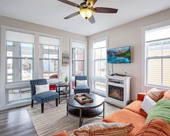 Skippin` Stones - Ottawa - Вітальня