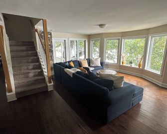 Soak in the Lake Views at the Spacious Waterfront Apartment - Southbury - Living room