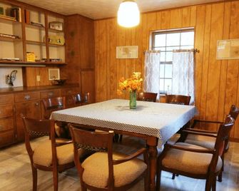 Farm Retreat w/ 2 houses-Cabin & Farmhouse- 6 Bedrooms 3 Baths on 50 acres - Flint - Comedor