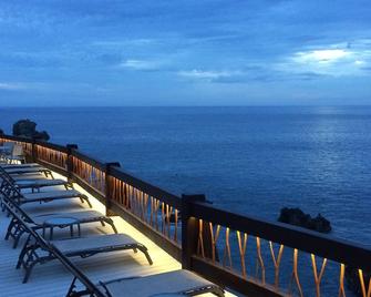 Bask in mesmerizing 180º ocean views and relax in this tasteful 2 story condo - Ixtapa - Balcony