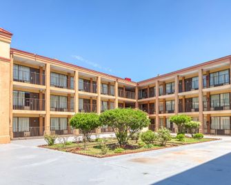 OYO Hotel Decatur I-20 East & Wesley Club Dr - Decatur - Gebäude