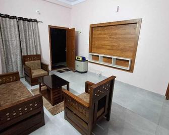 Cozy Corner Homestay - מדיקרי - סלון