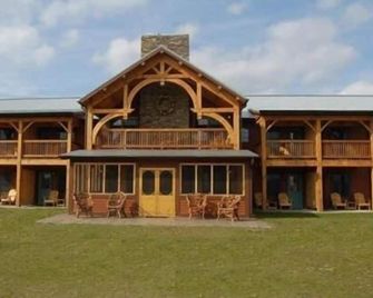 August Lodge Cooperstown - Hartwick Seminary - Budova