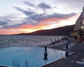 Hotel La Perla Del Capo - Ospedaletti - Piscina